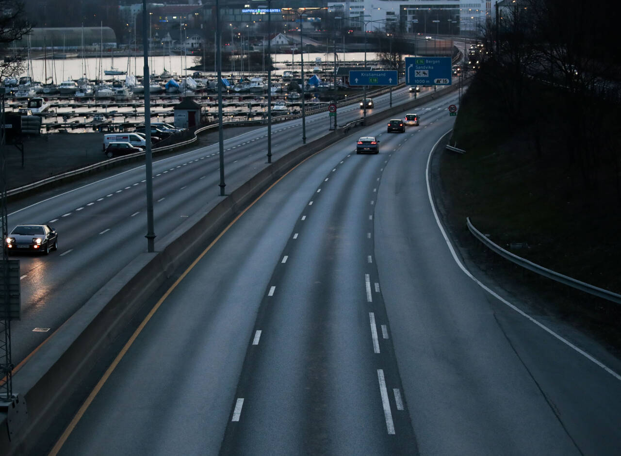 Lite trafikk på E18 ved Sandvika. Reiserestriksjoner og hjemmekontor førte til nedgang i trafikken på norske veier i 2020, ifølge Statens vegvesen. Foto: Lise Åserud / NTB