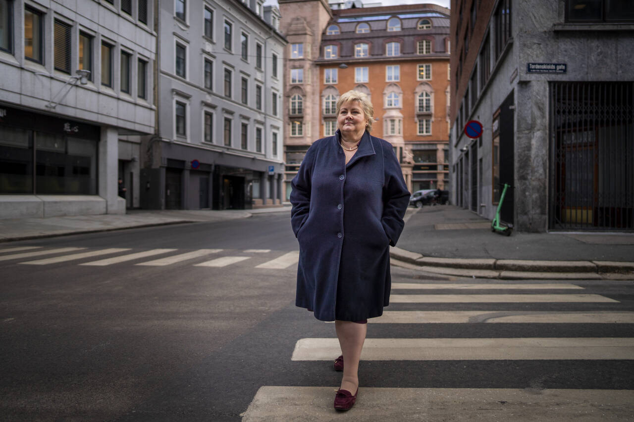 Statsminister Erna Solberg sier at hun ikke er bekymret for hva som måtte komme fram i rapporten fra Koronakommisjonen, som kommer om en måned. Foto: Heiko Junge / NTB