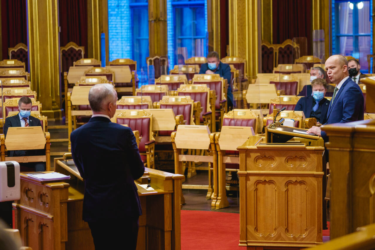 Sp-leder Trygve Slagsvold Vedum (til høyre) med spørsmål til finansminister Jan Tore Sanner (nærmest) i Stortinget ved en tidligere anledning. Foto: Stian Lysberg Solum / NTB