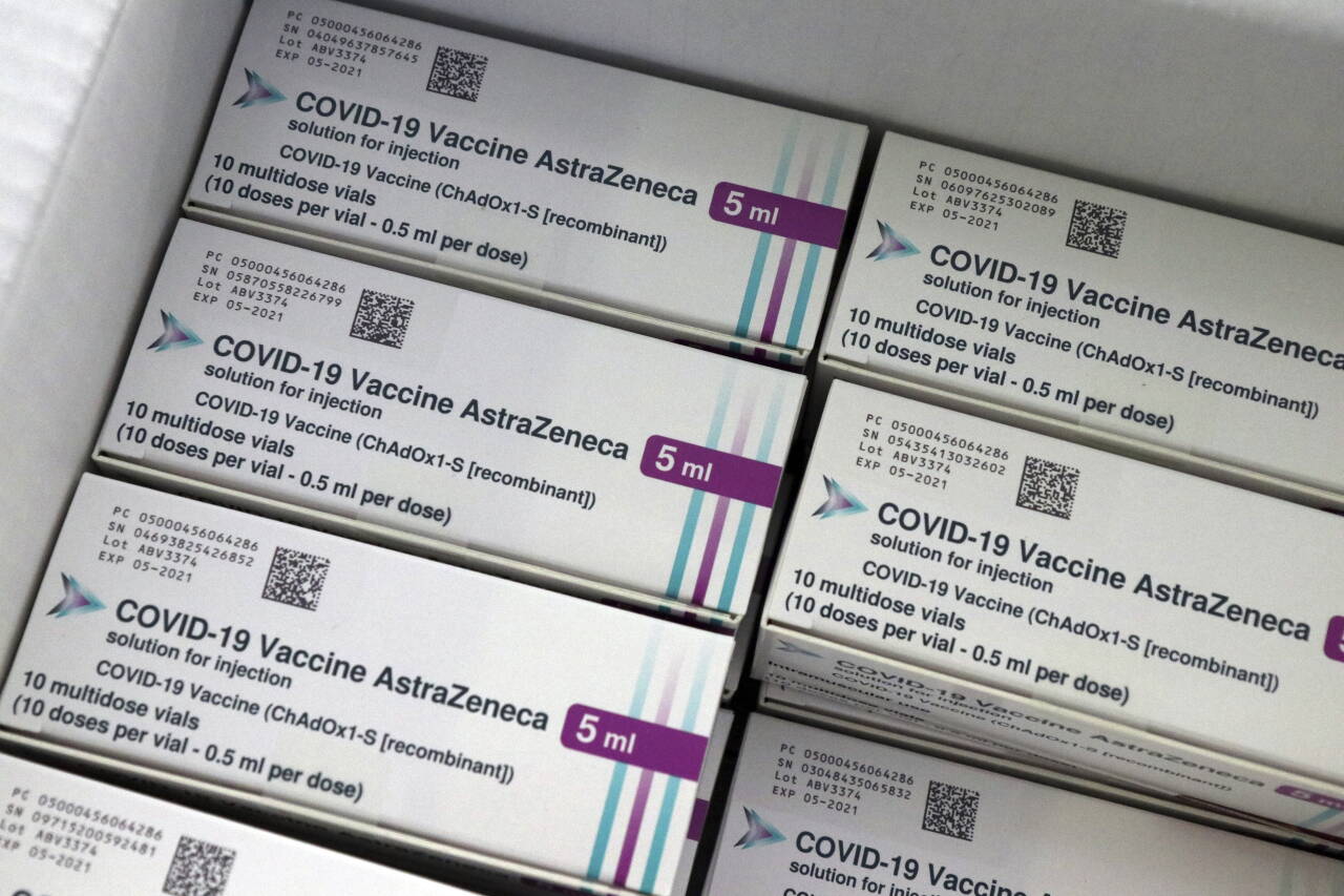 AstraZeneca reduserer sine vaksineleveranser til Norge med over 12.000 doser nå på fredag. Foto: Janos Vajda/AP/NTB
