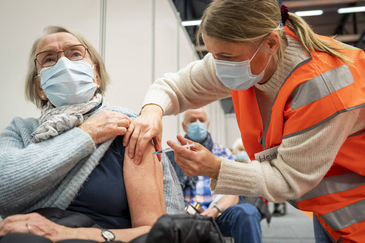 26 ordførere i Møre og Romsdal ber helsemyndighetene om ikke å endre vaksinestrategien. Foto: Heiko Junge / NTB