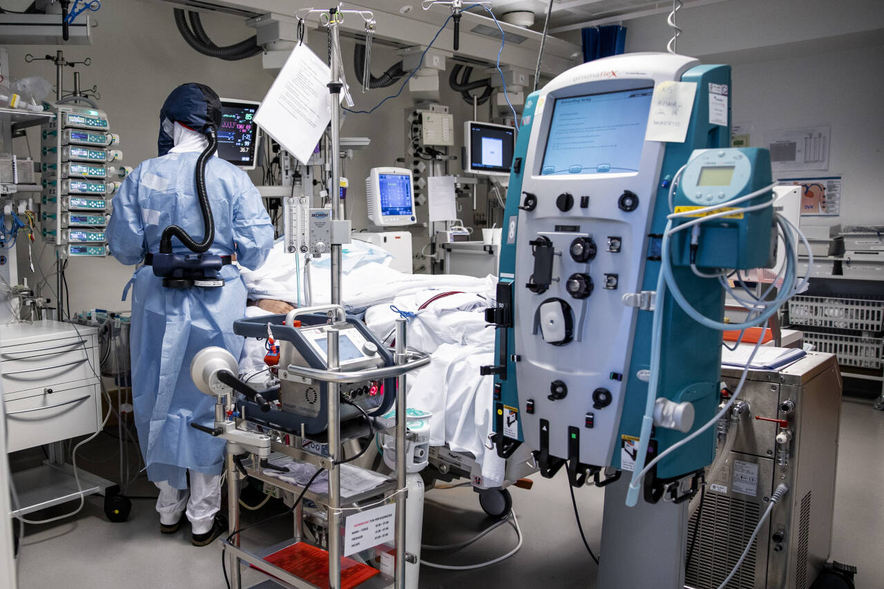 264 koronapasienter var lørdag innlagt på sykehus. Bildet viser behandling av pasienter med Covid-19 på intensivavdelingen på Oslo Universitetssykehus Rikshospitalet.  Foto: Jil Yngland / NTB