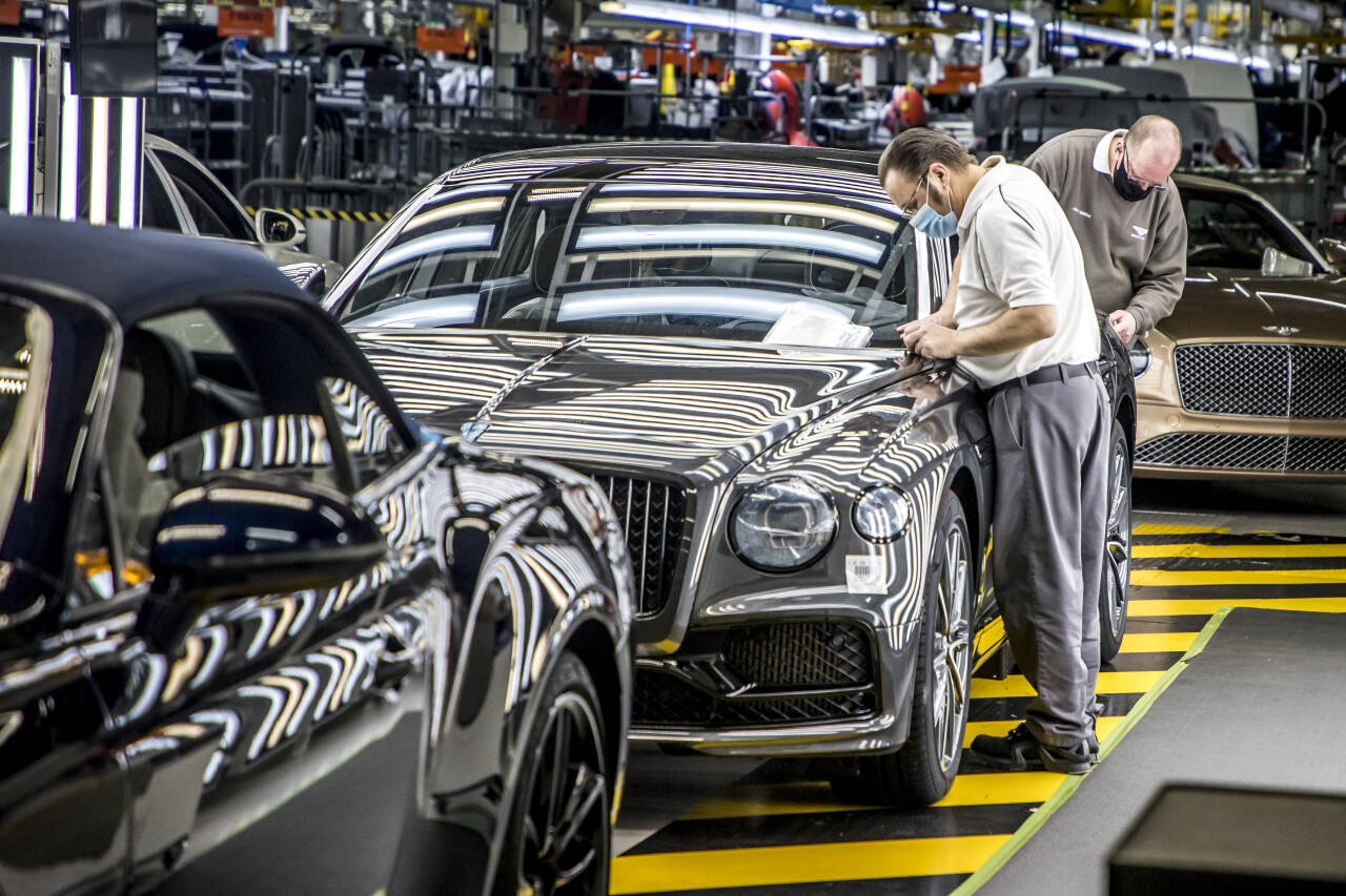 VEKST: Bentley har aldri solgt flere biler enn de gjorde i 2020. Her fra fabrikken i Crewe, England, hvor de blant annet produserer Continental GT. Foto: Produsenten