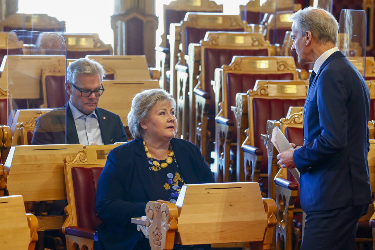 Statsminister Erna Solberg (H) og Ap-leder Jonas Gahr Støre i passiar i Stortinget i oktober. Foto: Terje Pedersen / NTB