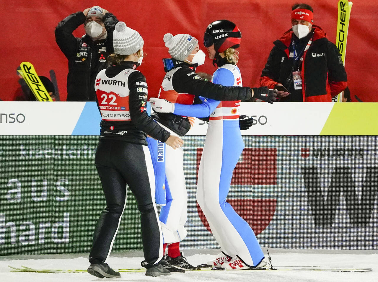 Maren Lundby (t.h.) blir gratulert av Silje Opseth og Anna Odine Strøm etter gullet. Bak jubler sportssjef Clas Brede Bråthen. Foto: Lise Åserud / NTB