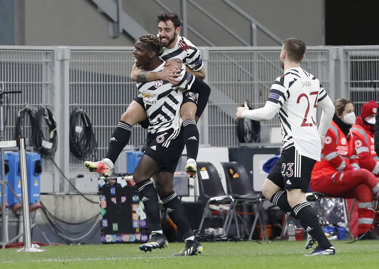 Paul Pogba jubler sammen med Bruno Fernandes etter å ha scoret for Manchester United i returkampen mot Milan i europaligaen. Foto: Antonio Calanni, AP / NTB