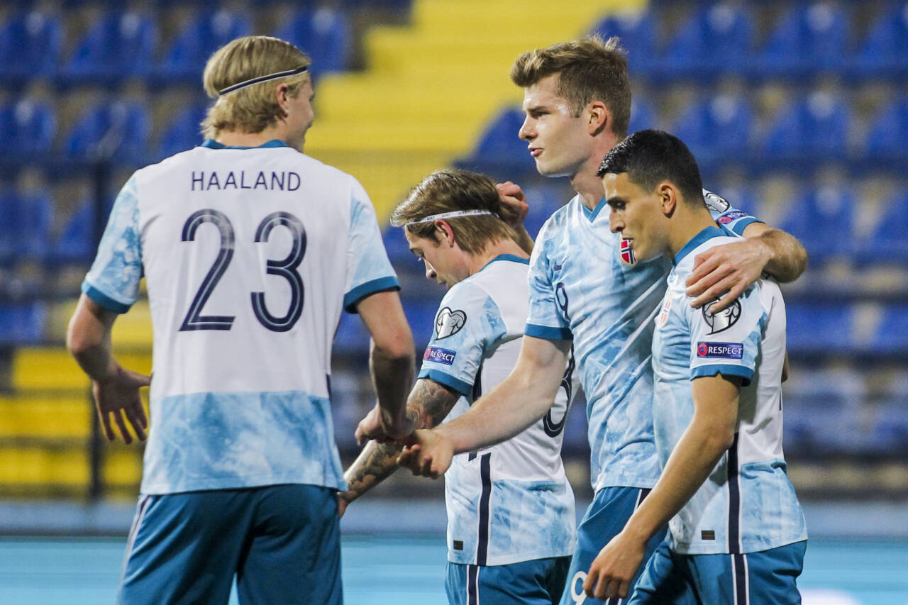 Alexander Sørloth jubler sammen med Erling Braut Haaland og pasningsslegger Mohamed Elyounoussi etter å ha gitt Norge ledelsen i VM-kvalifiseringskampen mot Montenegro. Foto: Aleksandar Djorovic / NTB