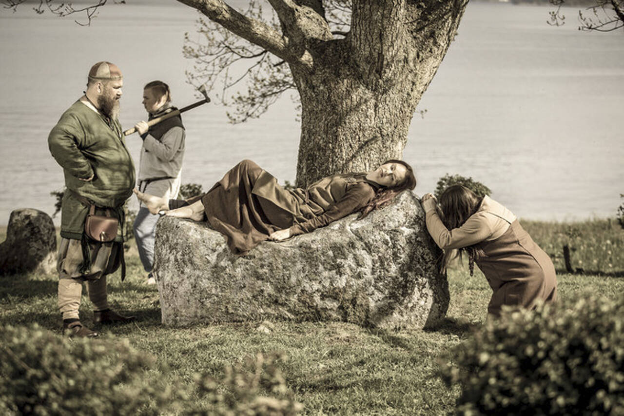 Tingstedet på Bremsnes forteller om Bremsnes gård sin storhetstid langt tilbake i tid. Her har det bodd mange rike og mektige menn. Foto: Odd Inge Teige