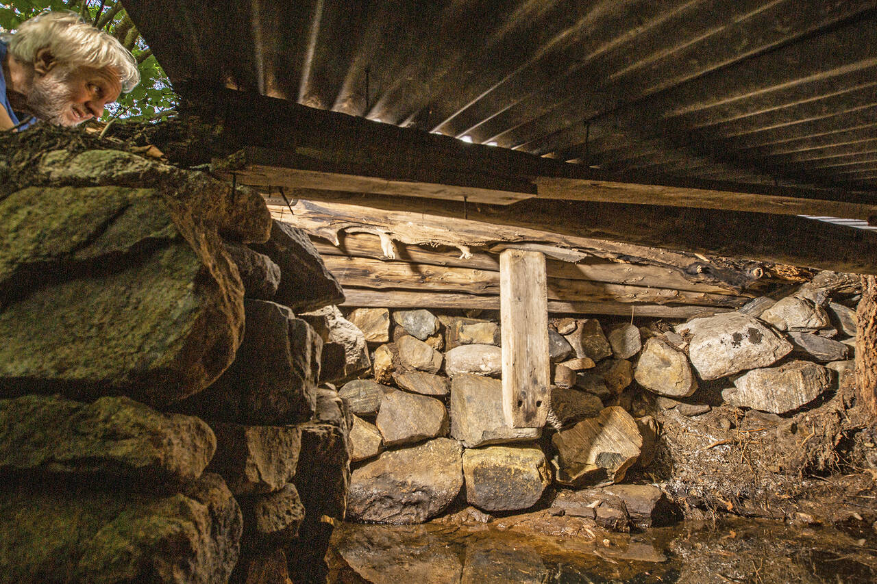 Jakob Arne Dahlen betrakter lunner som forteller om den gamle båtstøa i Kirkevågen. Foto: Odd Inge Teige