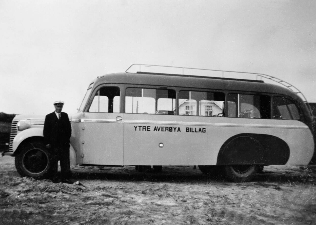 Ytre Averøya Billag sin Chevrolet buss, 1939 modell. Bilde fra Nordmøre museum