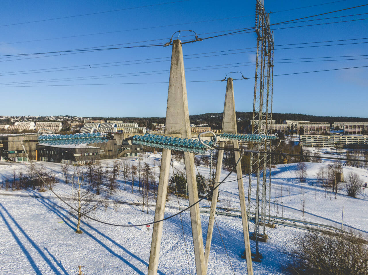 Kraftlinje ved Stovner i Oslo. Islagte elver i Sverige, sammen med økt forbruk, fører til økte strømpriser også i Nord-Norge. Arkivfoto 14. september 2017: Stian Lysberg Solum / NTB