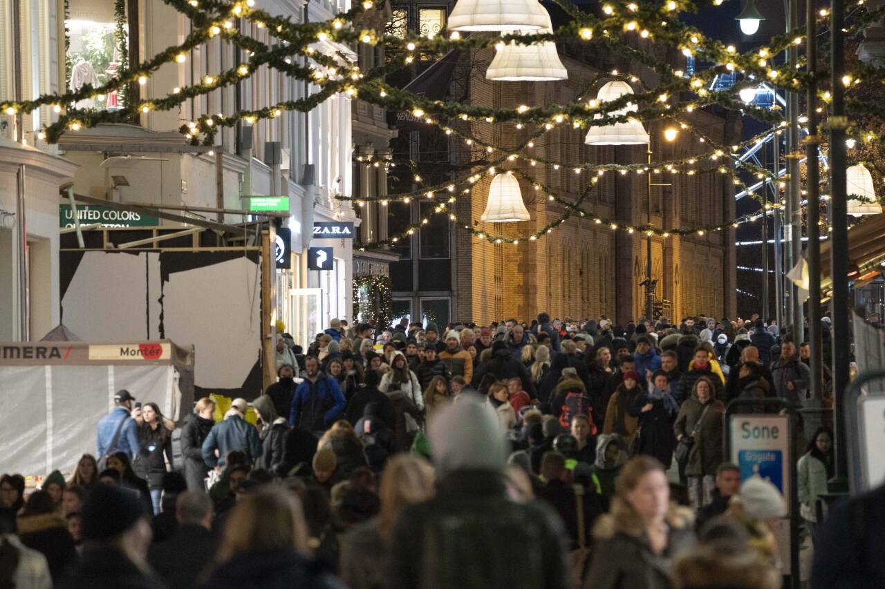 Fredag var en julepyntet Karl Johans gate i Oslo fylt til randen av mennesker hvor butikkene lokket kundene med Black Friday-tilbud, mange handlet på nett. Foto: Erik Johansen / NTB