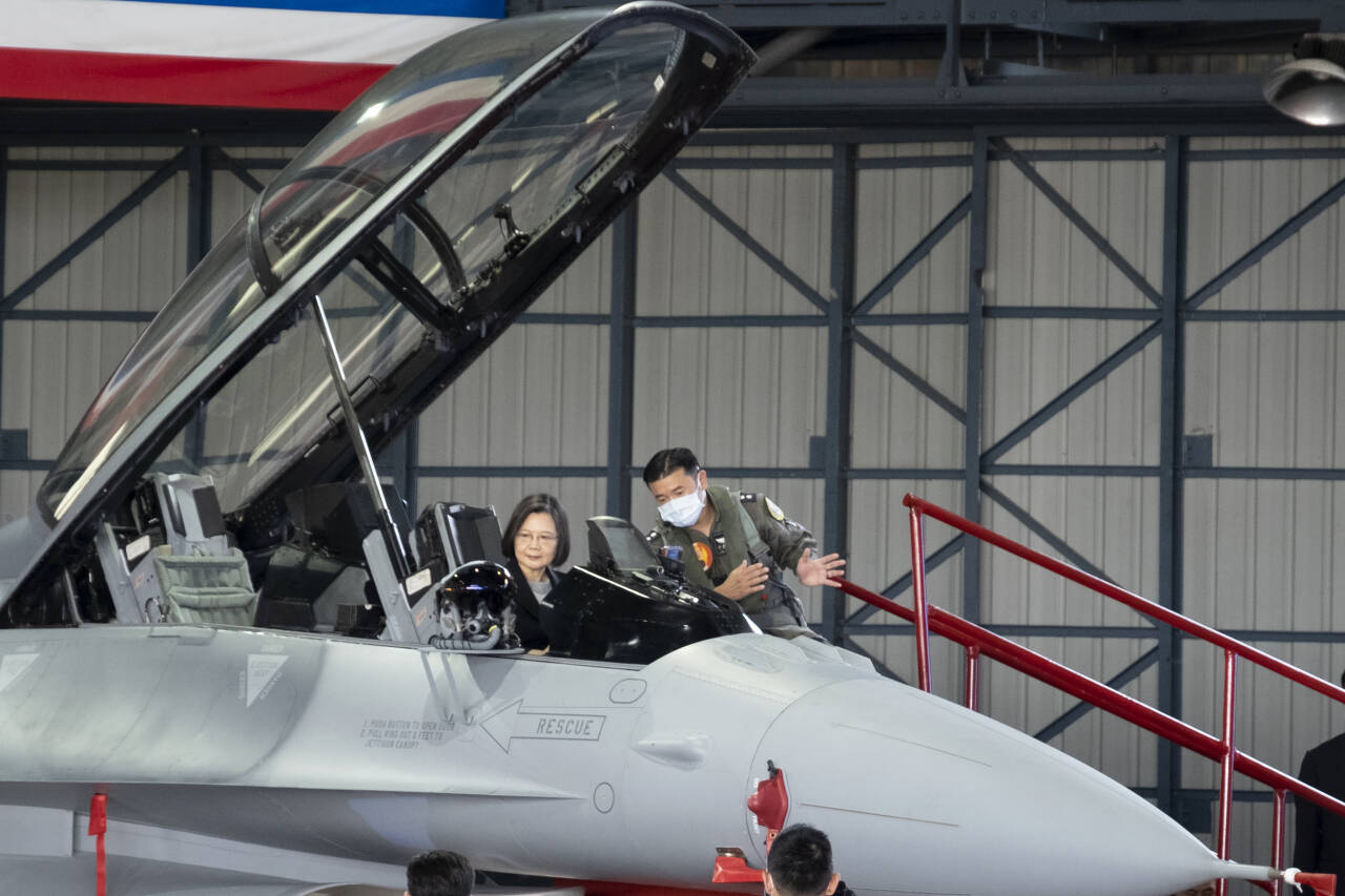 Taiwans president Tsai Ing-wen får en orientering i cockpiten i forbindelse med at oppgraderte F-16-fly settes i tjeneste i landet. Bildet er tatt under en seremoni på militærbasen i Chiayi sørvest på øya torsdag. Foto: Johnson Lai / AP / NTB