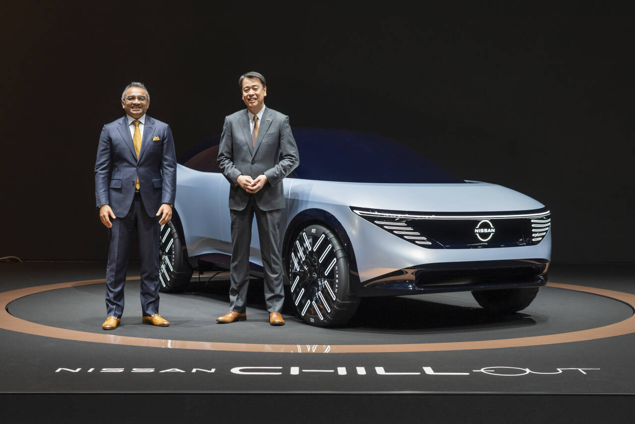 Nissan vil bruke nær 160 milliarder kroner globalt for å utvikle elektriske kjøretøy i løpet av de neste fem årene. Her står Nissan-toppen Ashwani Gupta (til venstre) sammen med administrerende direktør Makoto Uchida foran en Nissan Chill-Out-modell. Foto: Nissan Motor Co. via AP / NTB