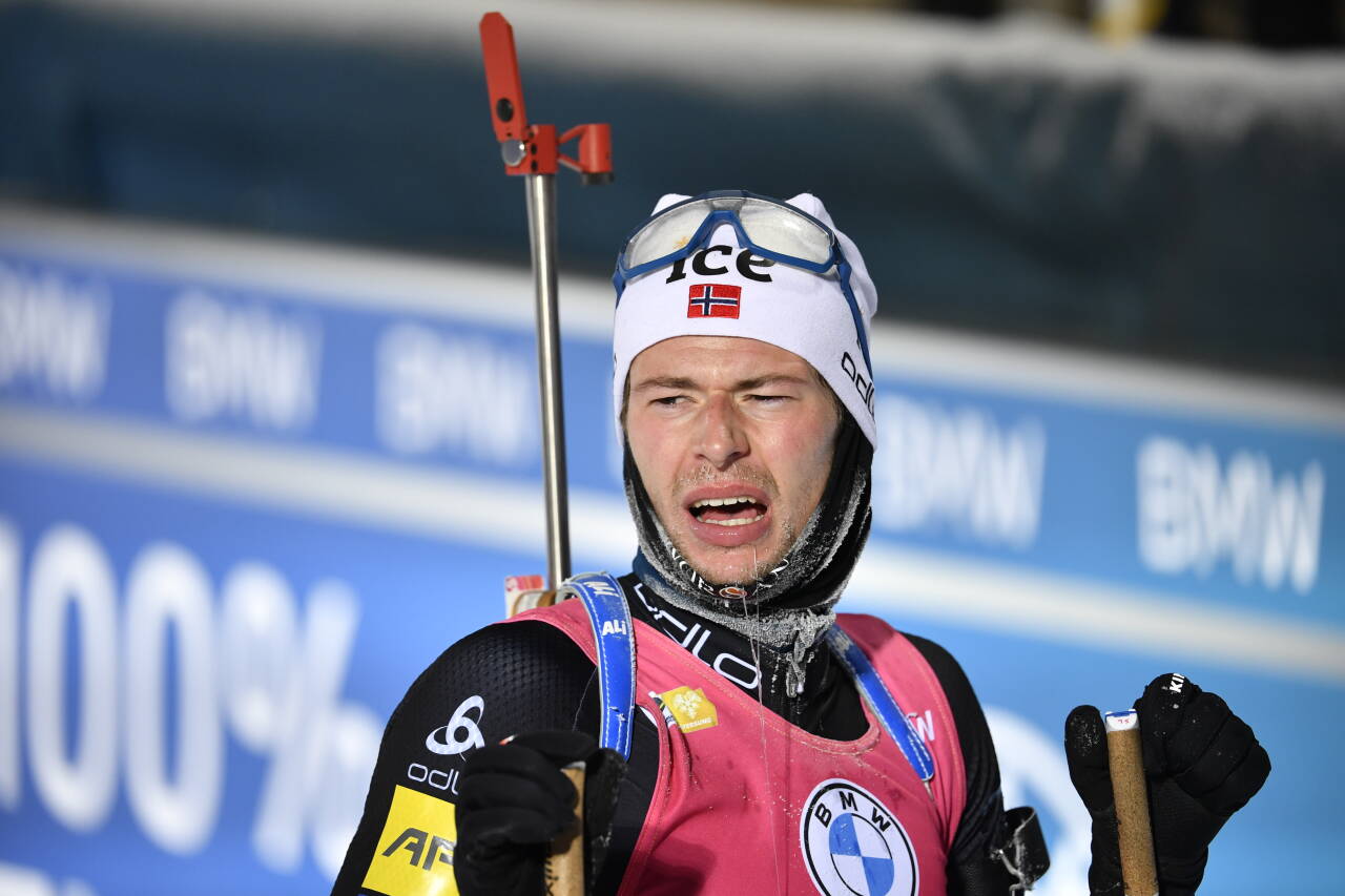 Norges Sturla Holm Lægreid i aksjon i Östersund lørdag.Foto: Anders Wiklund / TT / NTB