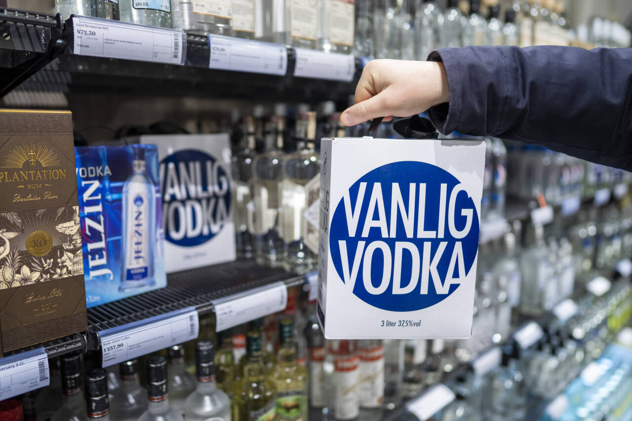 Treliters kartonger med såkalt Vanlig Vodka står i en hylle på Vinmonopolet i Oslo City. Nå vil rusorganisasjoner ha varene ut av hyllene. Foto: Heiko Junge / NTB
