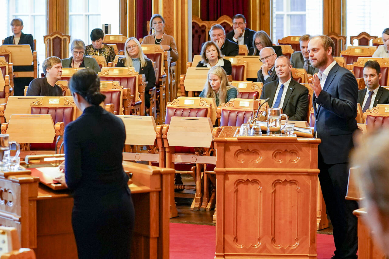 Rødts Mímir Kristjánsson håper å få resten av Stortinget med på å gjeninnfører feriepenger på dagpenger som en fast ordning. Foto: Terje Bendiksby / NTB