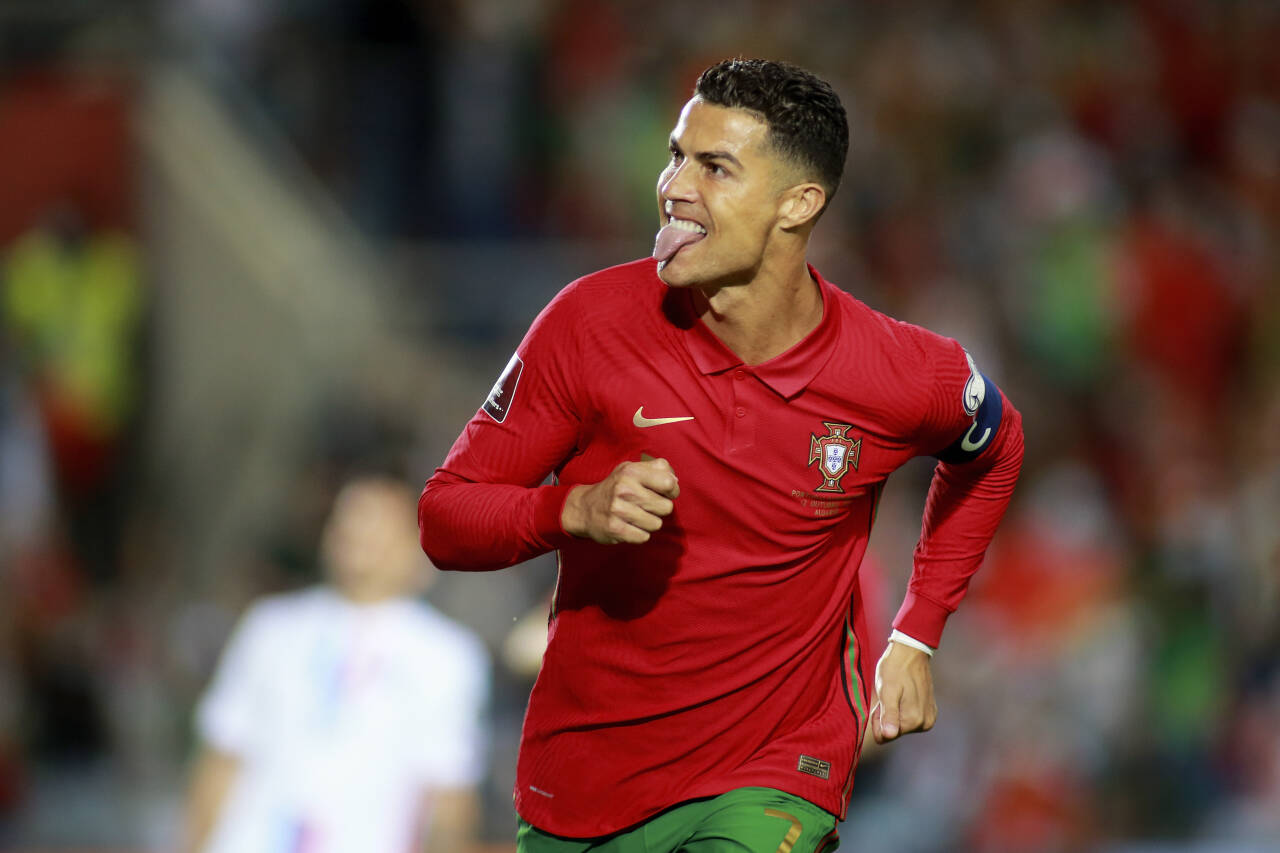 Cristiano Ronaldos Portugal er en av flere store fotballnasjoner som kan ende opp med å spille playoff når VM-kvalifiseringsgruppene avsluttes den neste uken. Foto: Joao Matos / AP / NTB