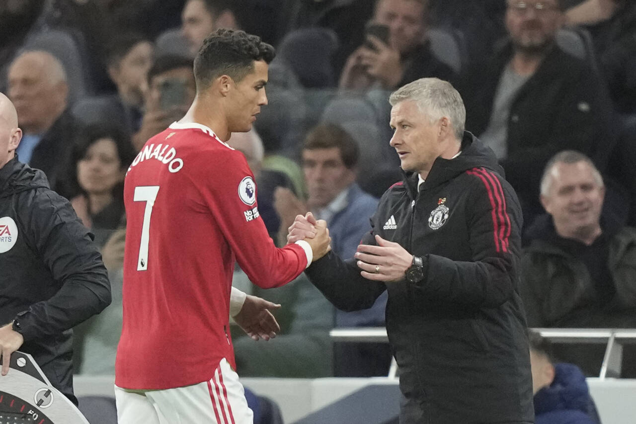 Ole Gunnar Solskjær hvilte Cristiano Ronaldo de siste 20 minuttene mot Tottenham. Portugiseren starter trolig på topp mot Atalanta. Foto: Frank Augstein / AP / NTB