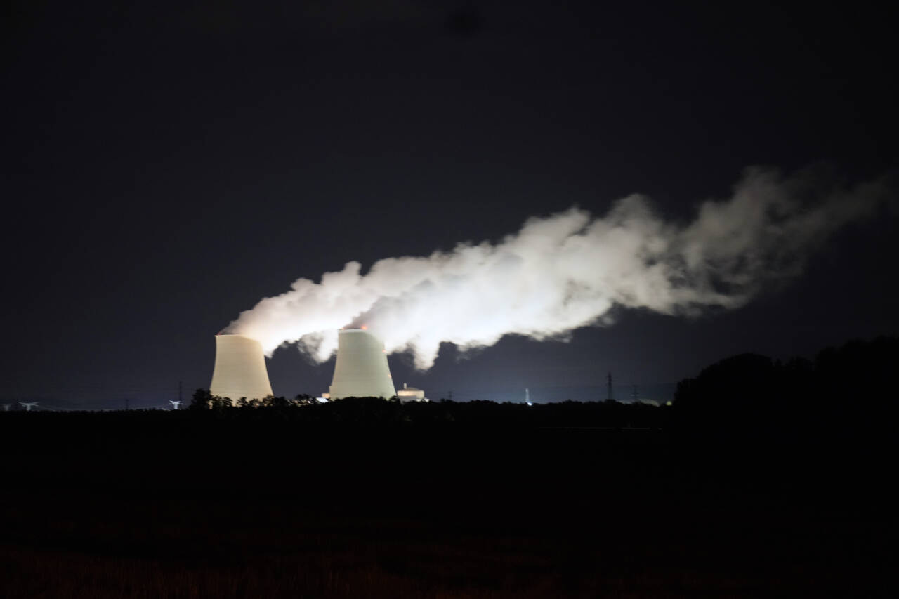Røyk fra atomanlegget i Nogent-sur-Seine sørøst for Paris. Spørsmålet om atomkraft er et av de vanskeligste under klimaforhandlingene i Glasgow. Foto: François Mori / AP / NTB