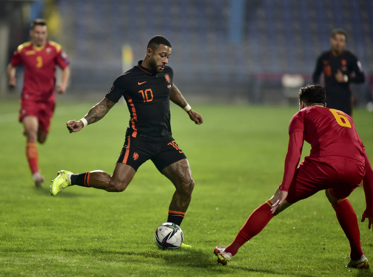 Memphis Depay scoret to ganger for Nederland, men det holdt ikke til seier i Montenegro. Norges gruppe i VM-kvalifiseringen lever for fullt. Foto: Risto Bozovic / AP / NTB