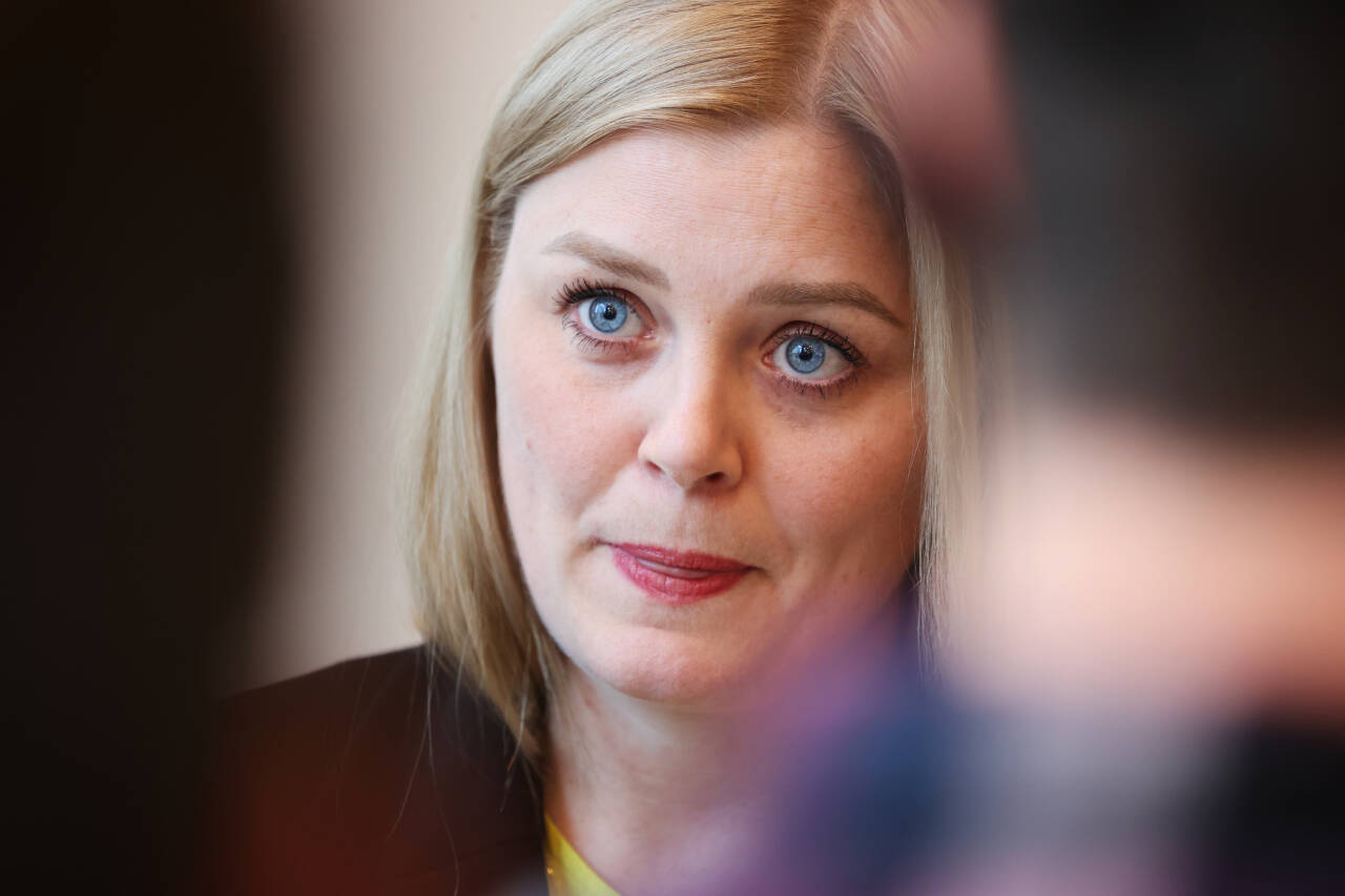 Høyres nestleder Tina Bru, som også er partiets finanspolitiske talsperson, mener SVs forslag om en ny omstillingsavgift for norsk sokkel i realiteten er en kamuflert måte å øke oljepengebruken på. Foto: Ørn E. Borgen / NTB