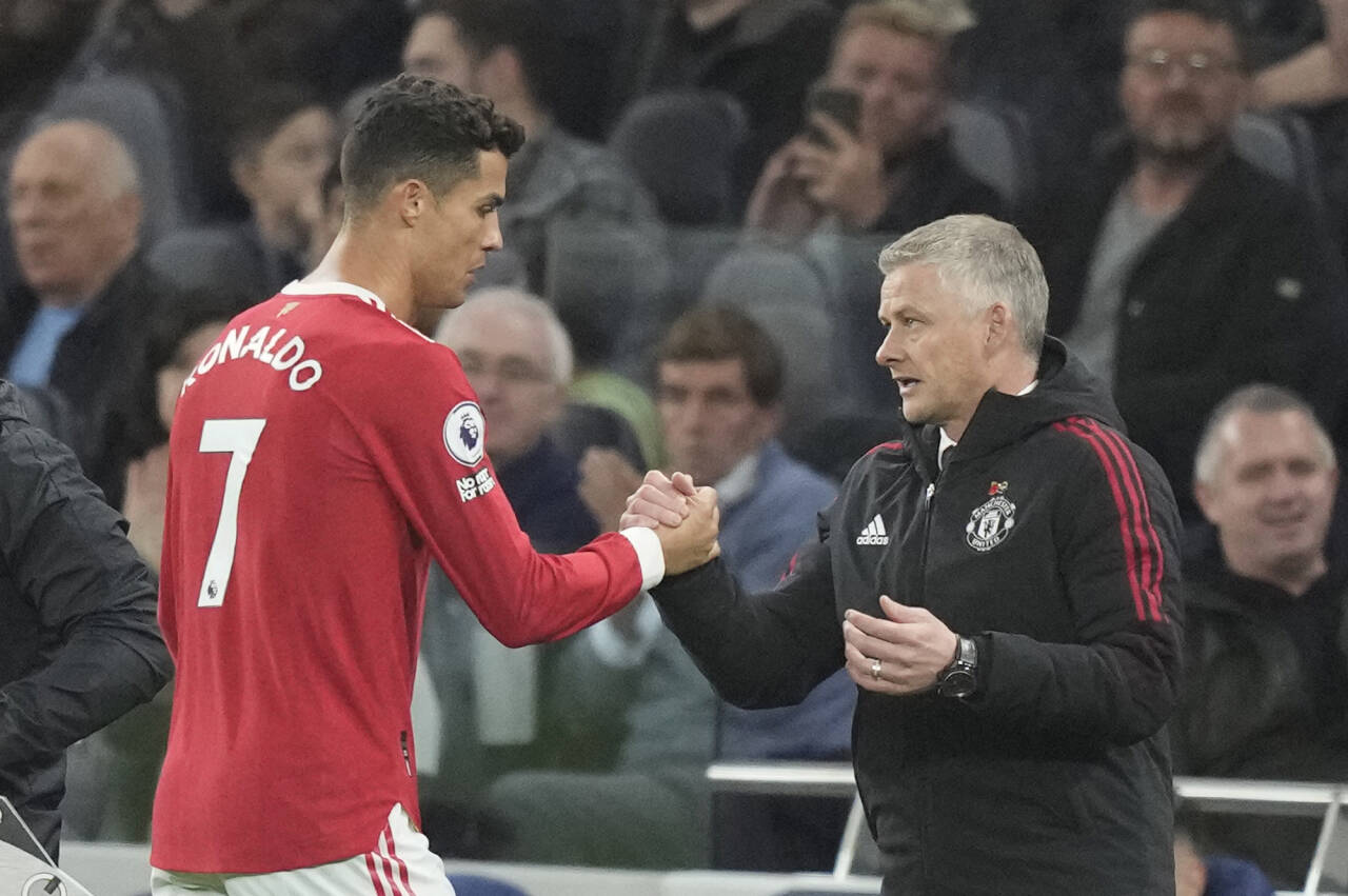 Cristiano Ronaldo ønsker Ole Gunnar Solskjær lykke til videre. Foto: Frank Augstein / AP / NTB