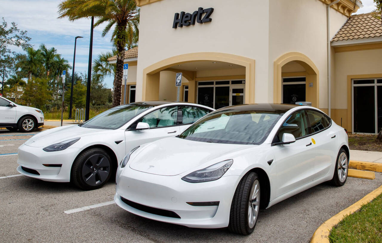 MEGAORDRE: Hertz satser elektrisk og har levert en megaordre til Tesla. Foto: Selskapet