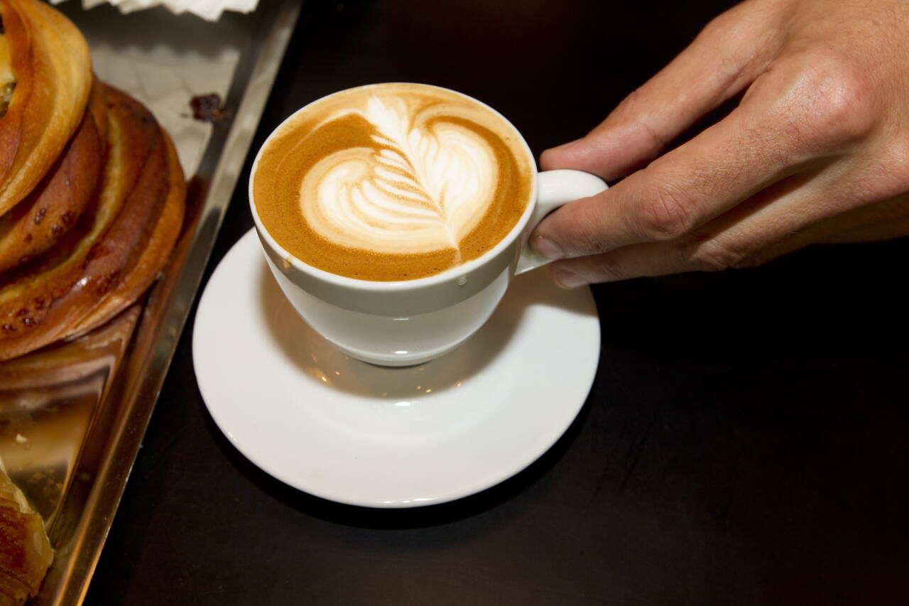 Forskning viser igjen sammenheng mellom kaffeinntak og mindre risiko for demens. – Det hadde vært fantastisk om vi i framtiden fikk et stort forsøk som kunne bevise dette en gang for alle, men jeg tviler på at det skjer, sier professor emeritus Dag Steinar Thelle. Foto: Terje Bendiksby / NTB