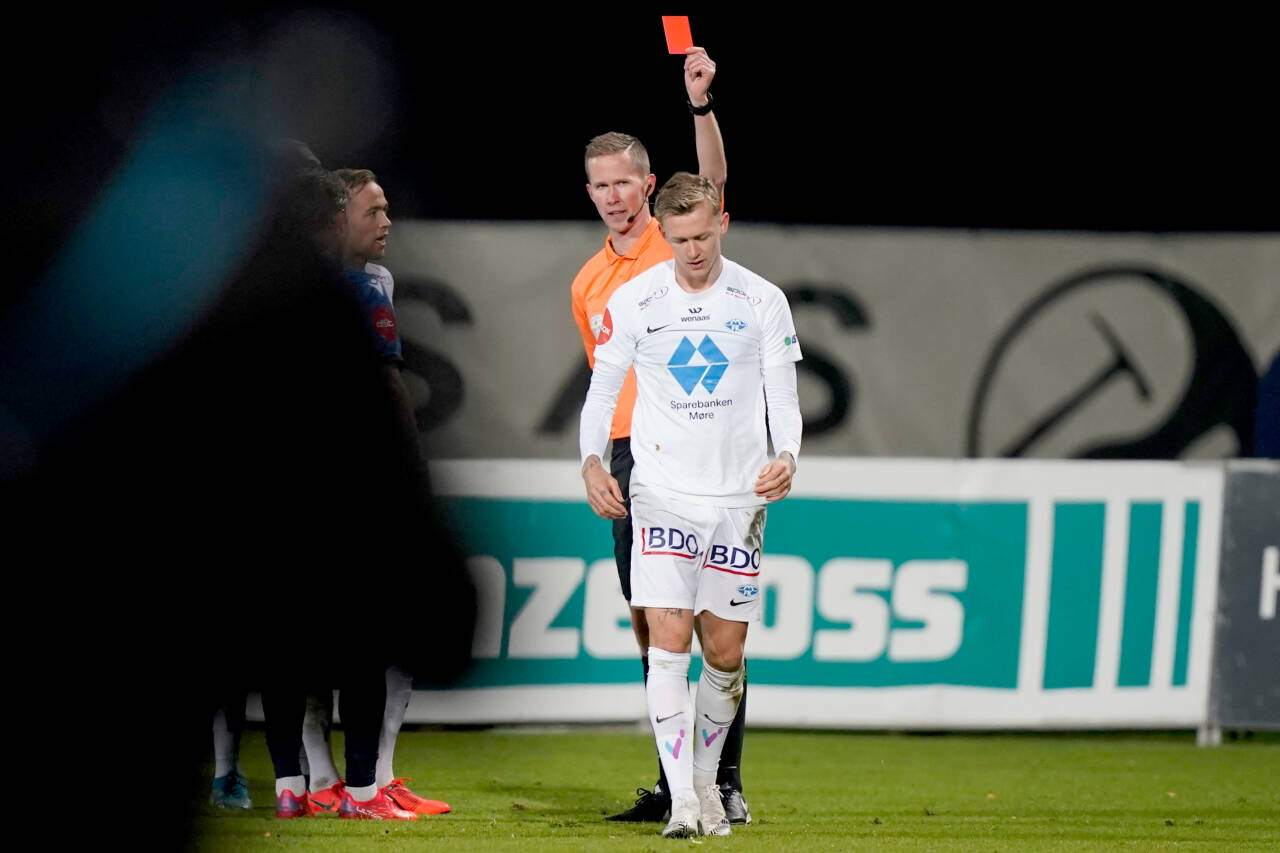 Moldes Birk Risa får rødt kort av dommer Kristoffer Hagenes under eliteseriekampen i fotball mellom Stabæk og Molde på Nadderud stadion. Nå skal det innføres VAR i Eliteserien.Foto: Stian Lysberg Solum / NTB