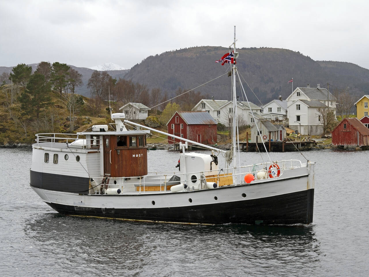 «Møst II» med anløpskaia på Flatøya i bakgrunnen i 2021. Foto: Terje Holm