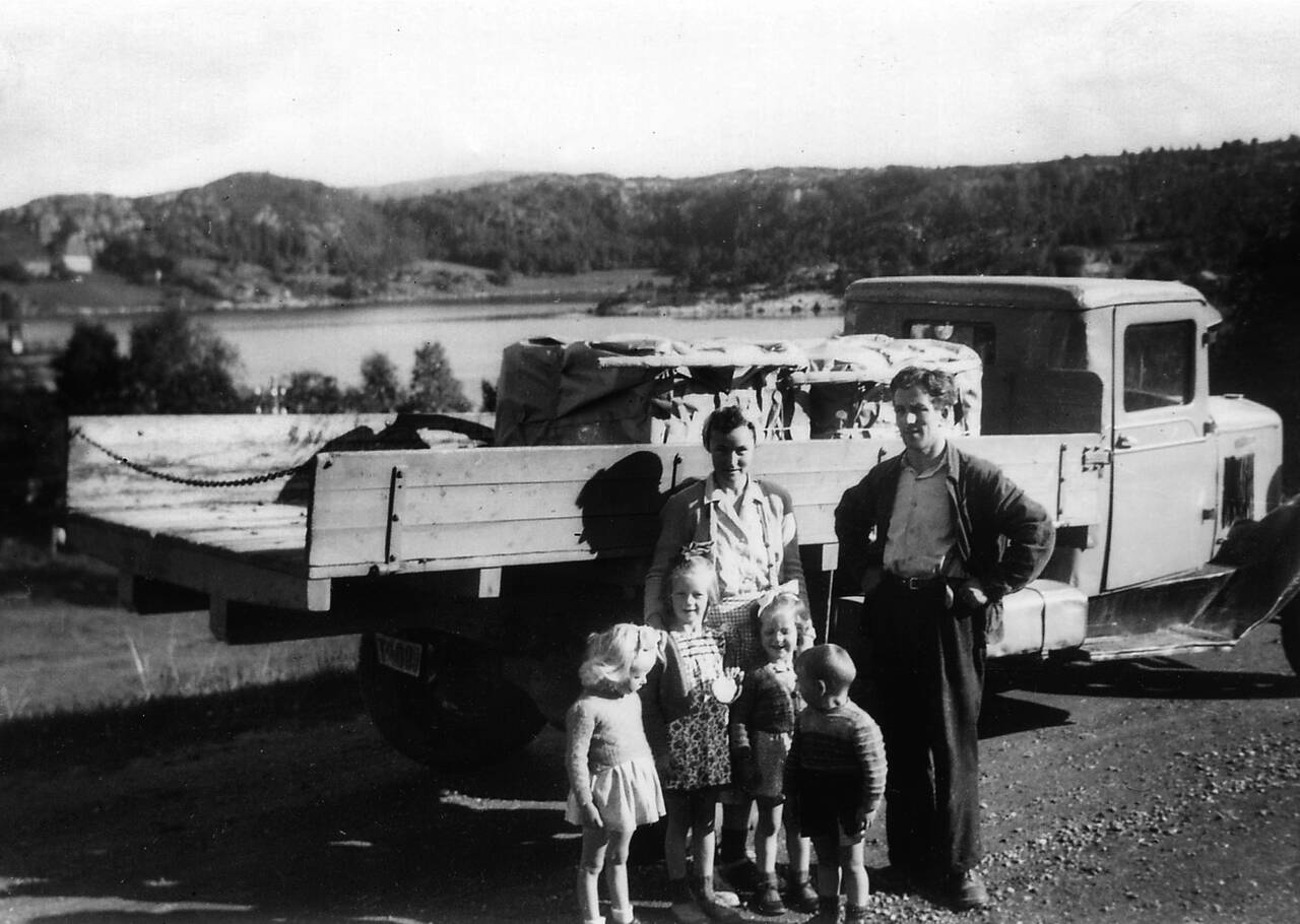 Lindvaag Seng- og Madrassefabrikk i Bolga kjøpte sin første lastebil i 1953. Den fikk navnet «Abelgrå». Bilde fra familien.