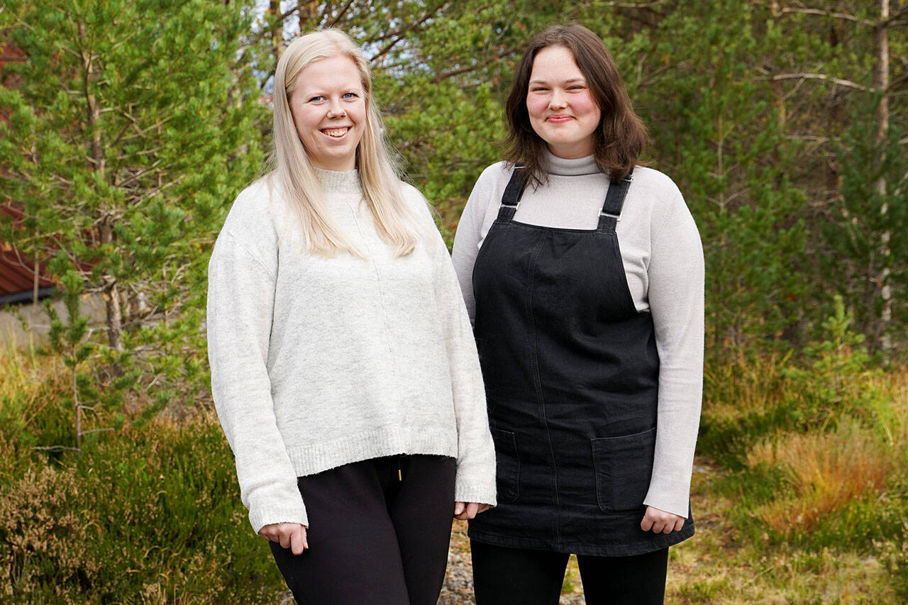 Linn Beate Haugen (t.v.) og Thea Eimhjellen er utplassert fra barnevernpedagogstudiet i Volda, hos Barneverntjenesten i Kristiansund denne høsten. Foto: Kristiansund kommune