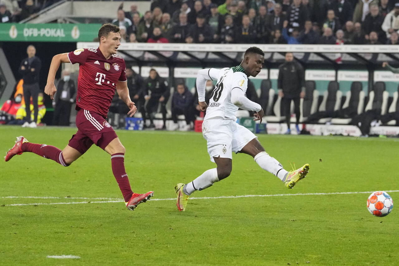 Breel Embolo setter inn 5-0 for Borussia Mönchengladbach i cupkampen mot Bayern München. Foto: Martin Meissner, AP / NTB