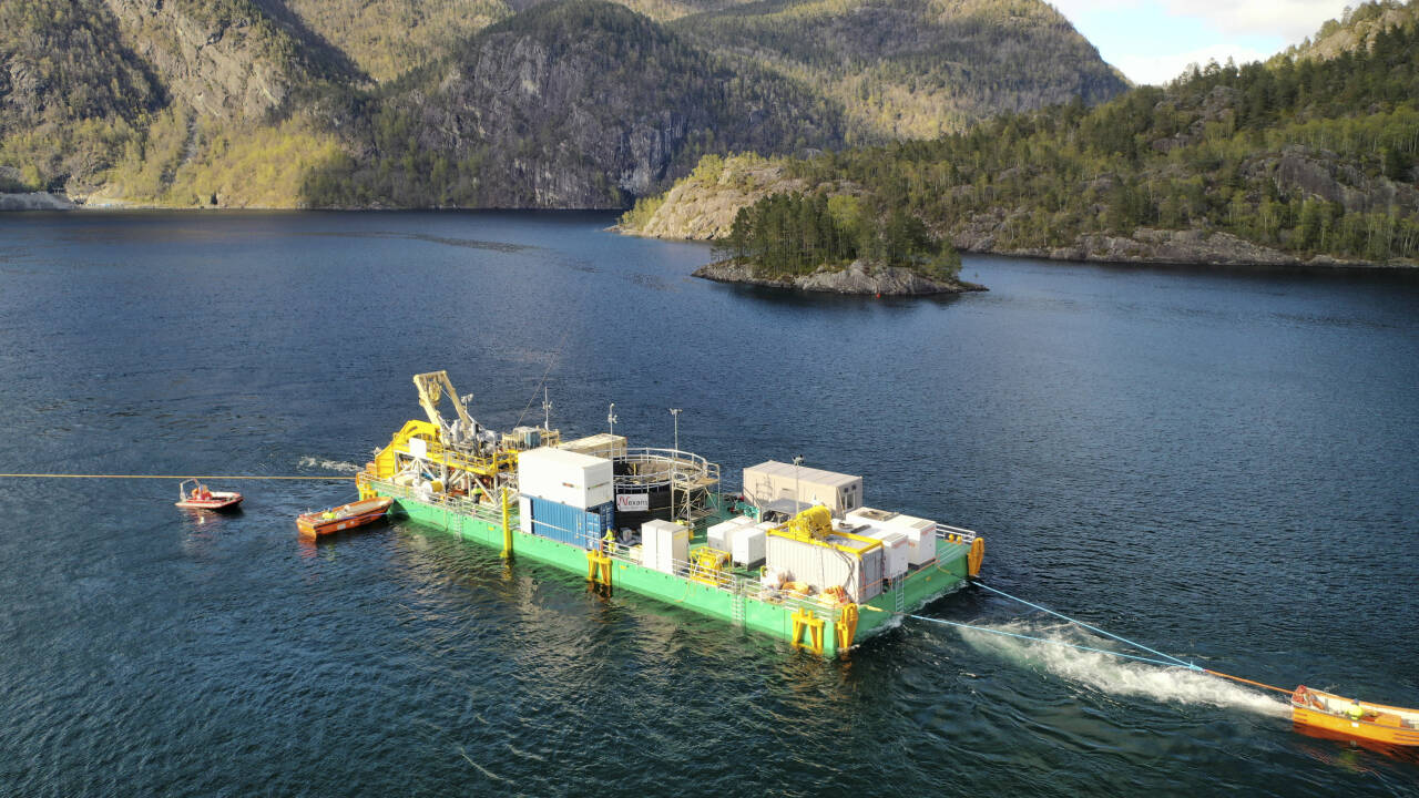 Kabelen er lagt i havet mellom Norge og England, her jobbes det med å legge kabelen i havet. Foto: Statnett / NTB