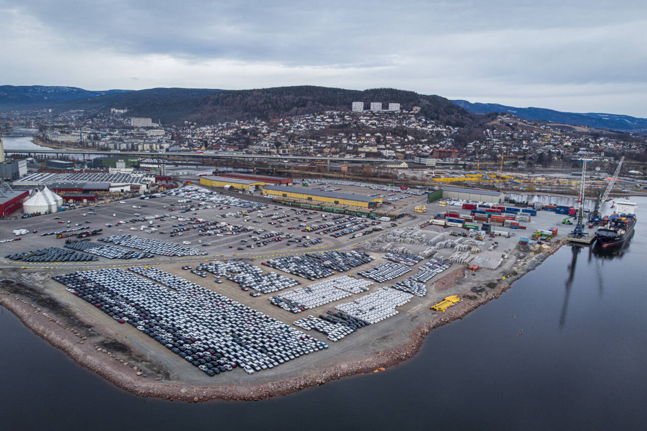 LAVERE TALL: Produksjonsproblemer grunnet delemangel hos så å si alle bilprodusentene, fører til at det kommer færre biler til Norge og Drammen havn. Foto: Heiko Junge / NTB