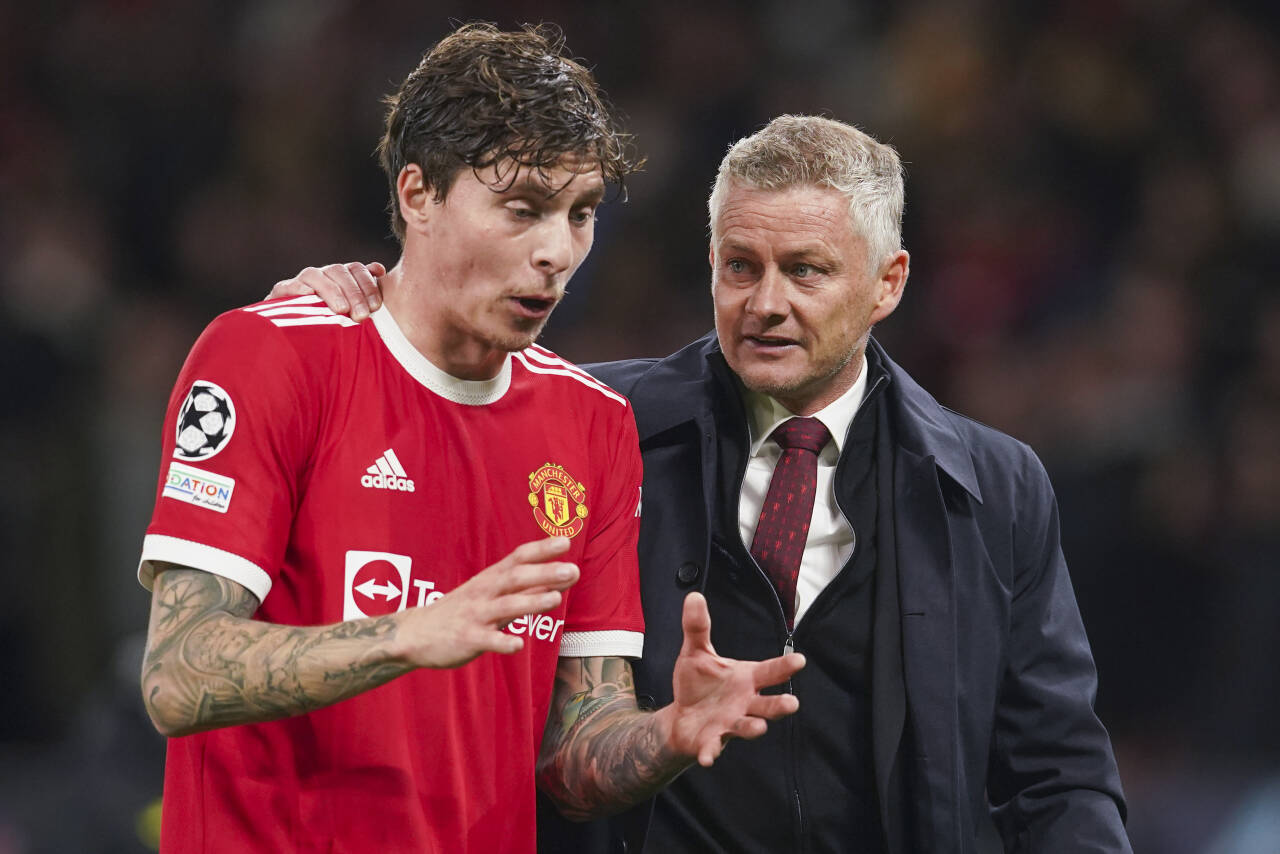 Manchester United-manager Ole Gunnar Solskjær snakket med Victor Lindelöf i pausen i onsdagens kamp mot Villarreal i mesterligaen. Foto: Dave Thompson / AP / NTB