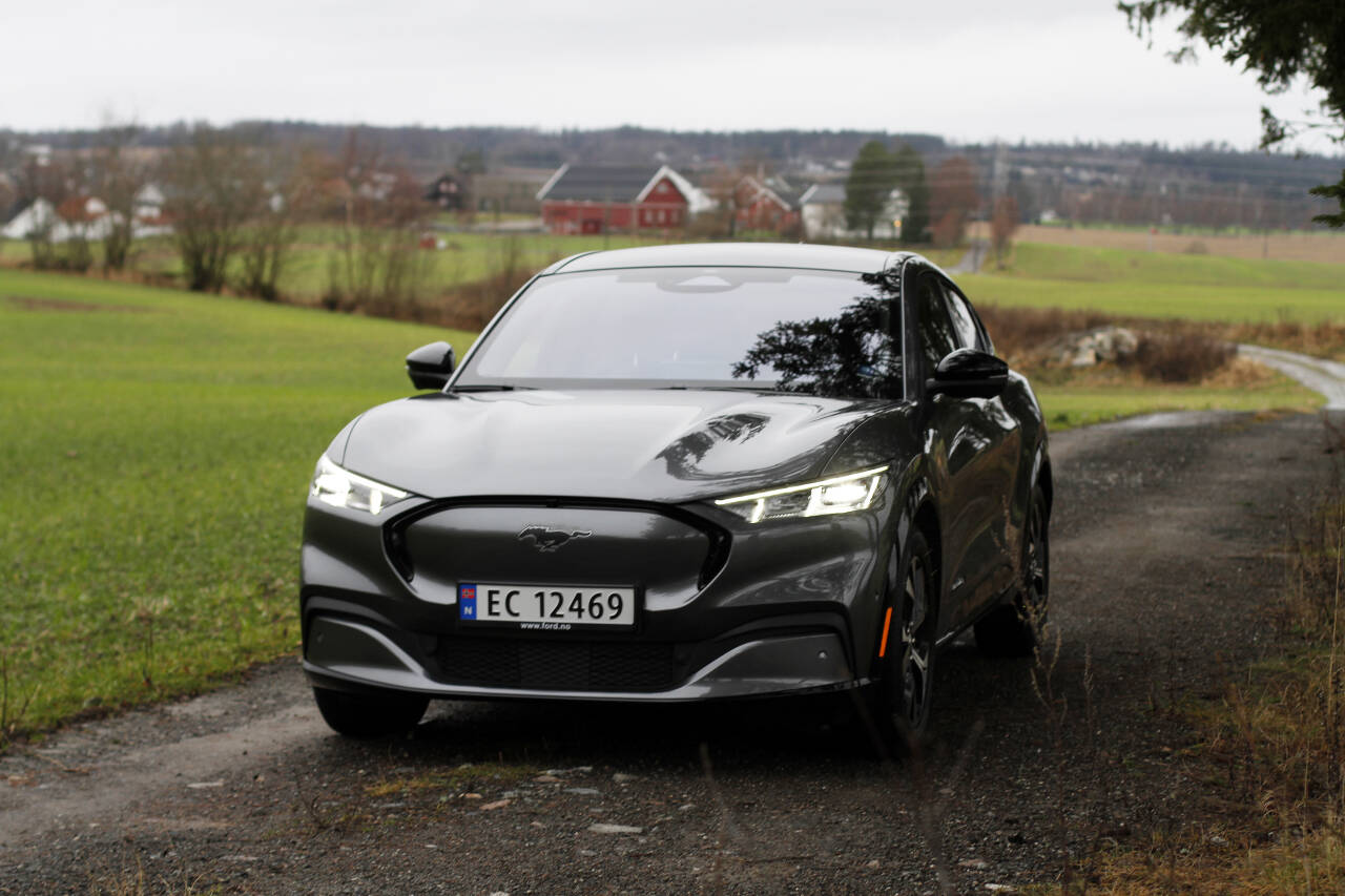 KAN LØSNE: Ford må tilbakekalle Mustang Mach-E for å utbedre festene til frontruta og glasstaket. Foto: Morten Abrahamsen / NTB