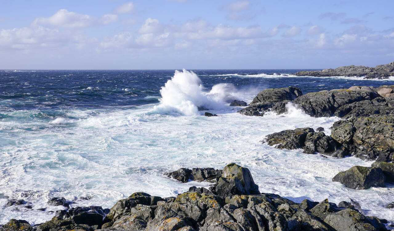 Over 1.000 garn ble fjernet fra havområder langs kysten av Norge i årets opprenskningstokt fra Fiskeridirektoratet. Det er det høyeste antallet på ti år. Her slår bølger inn mot land på vestsiden av Utsira. Foto: Jan Kåre Ness / NTB