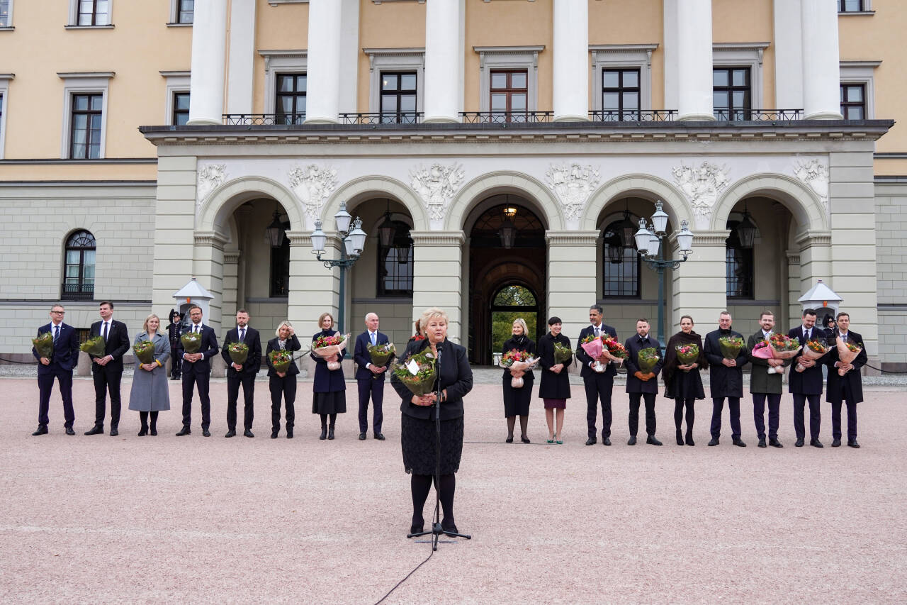 Avtroppende regjering med statsminister Erna Solberg i spissen på Slottsplassen etter sitt siste statsråd på slottet. Foto: Ole Berg-Rusten / NTB