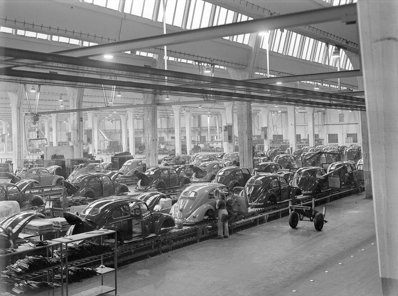 DEN GANG DA: Produksjonen ved Volkswagens anlegg i Wolfsburg er i år på nivå med det som ble produsert for 70 år siden, volummessig. Foto: Produsenten