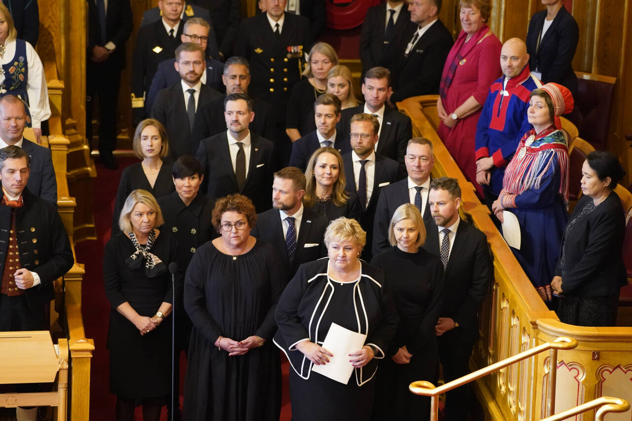 Avtroppende statsminister Erna Solberg foran sin regjering under den høytidelige åpningen av Stortinget mandag.Foto: Terje Bendiksby / NTB