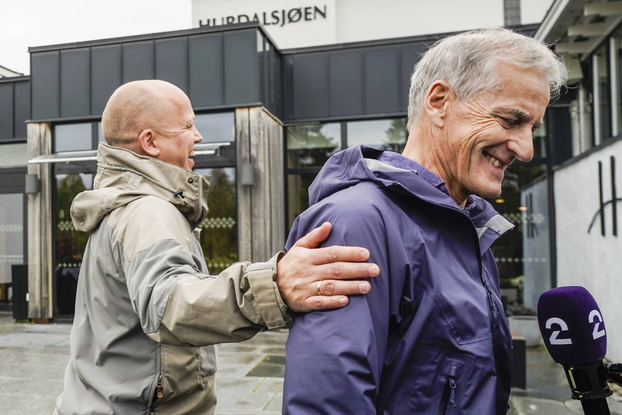 Sp-leder Trygve Slagsvold Vedum (t.v.) og Ap-leder Jonas Gahr Støre går seg en tur under regjeringsforhandlingene på Hurdalsjøen Hotell onsdag. Foto: Terje Pedersen / NTB