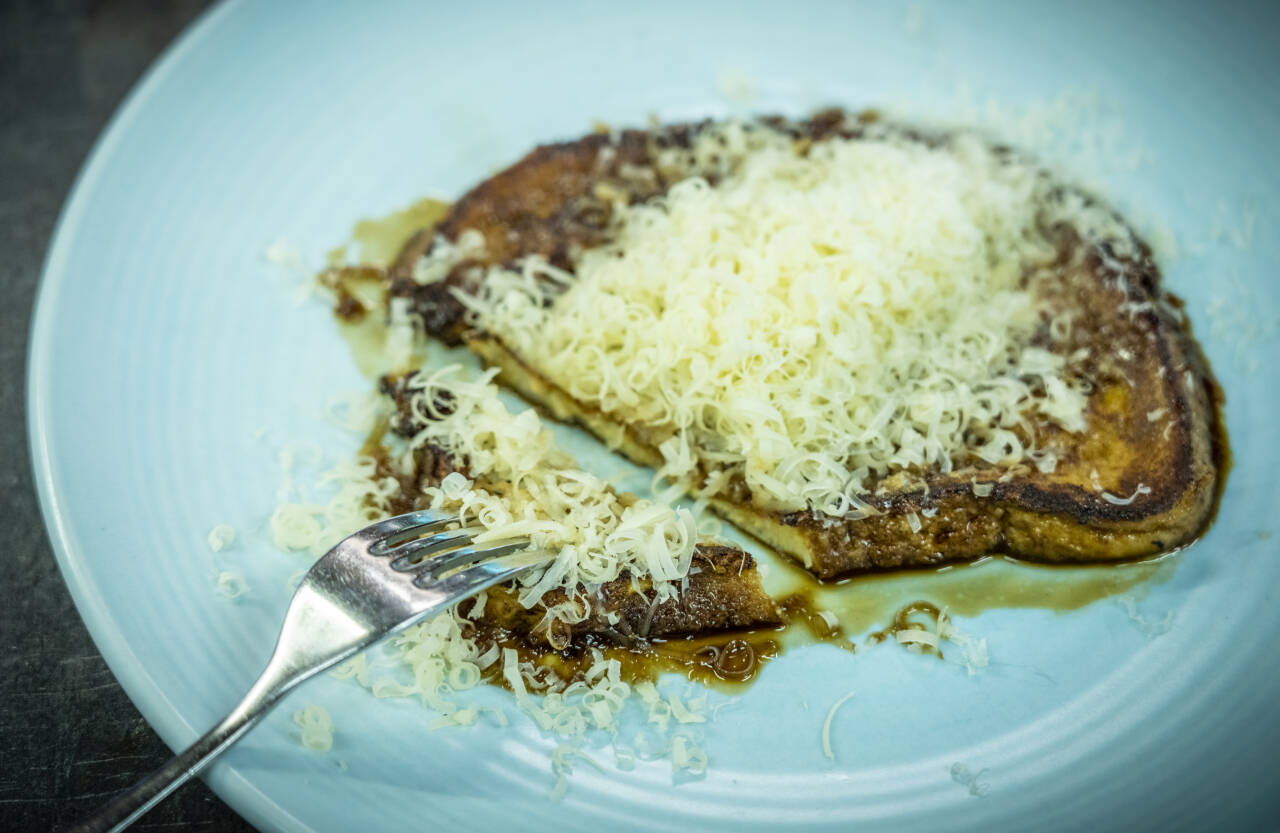 LUKSUSSKIVE: Smørstekt toast med comté hever konseptet «brødskive med pålegg» til himmels. Foto: Ole Berg-Rusten / NTB