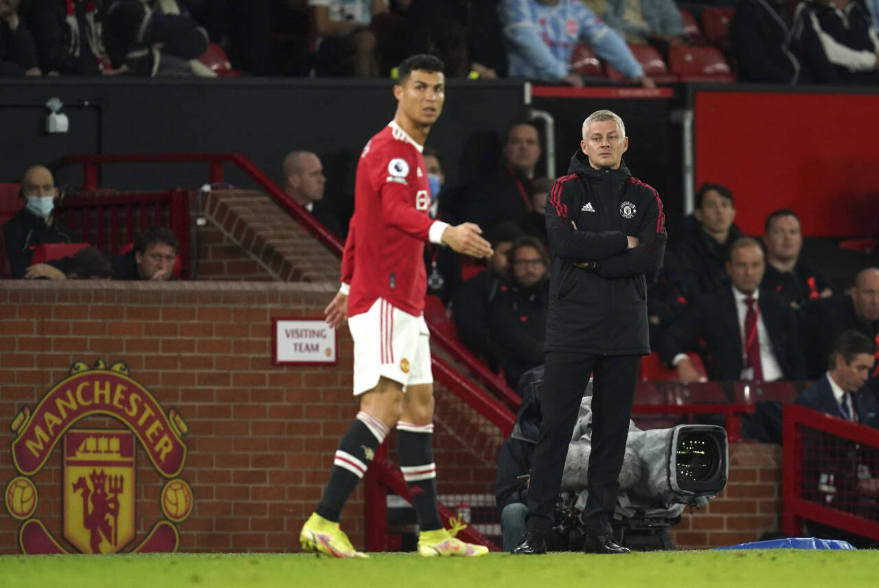 Ole Gunnar Solskjær hadde bekymrede minner i Manchester Uniteds 0-5-tap for Liverpool. Her er Cristiano Ronaldo i forgrunnen. Foto: Martin Rickett / PA / AP / NTB