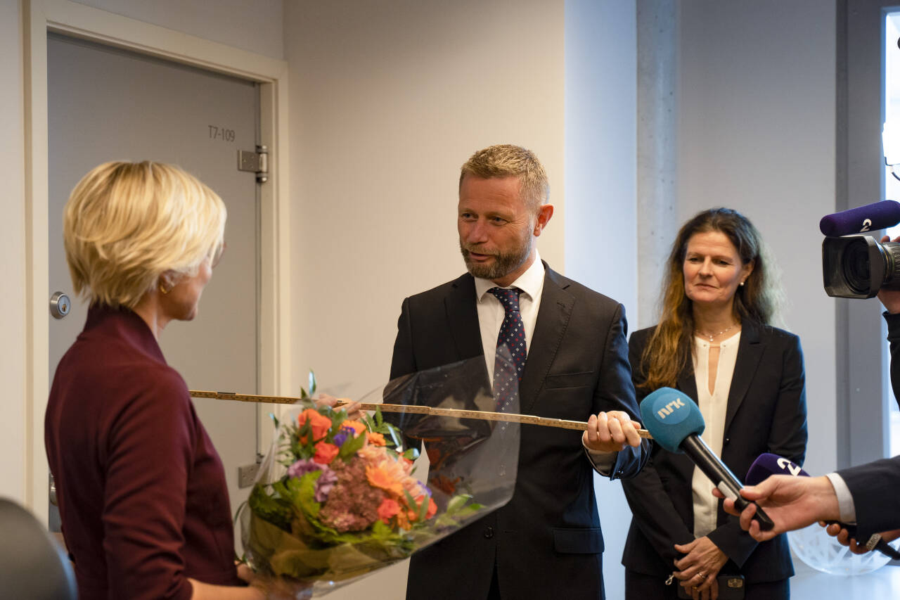 Bent Høie overrekker tommestokk og nøkkel til sin etterfølger som helse- og omsorgsminister Ingvild Kjerkol (Ap).Foto: Ali Zare / NTB