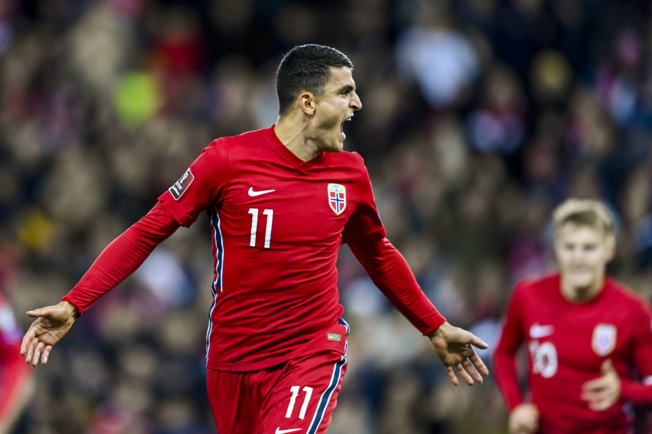 Mohamed Elyounoussi jubler etter å  ha scoret 1-0-målet i VM-kvalifiseringskampen mot Montenegro. Foto: Annika Byrde / NTB