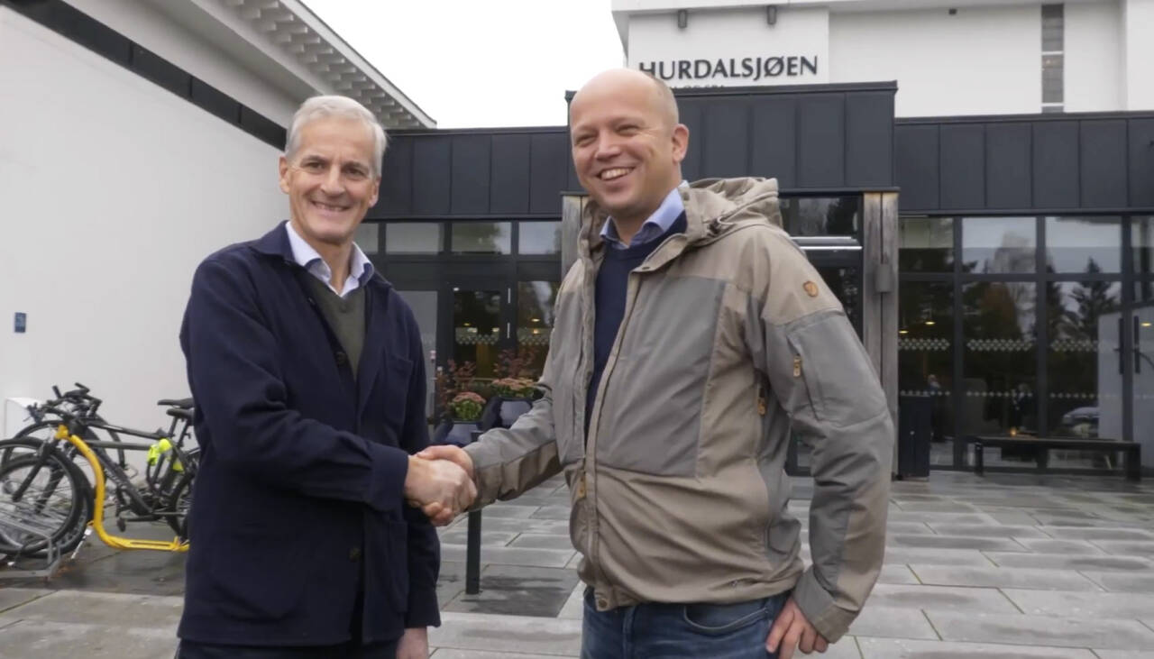 Jonas Gahr Støre (Ap) og Trygve Slagsvold Vedum (Sp) er enige om at perioden for koronakrisestøtte skal vare ut året.Arkivfoto: Fredrik Hagen / NTB