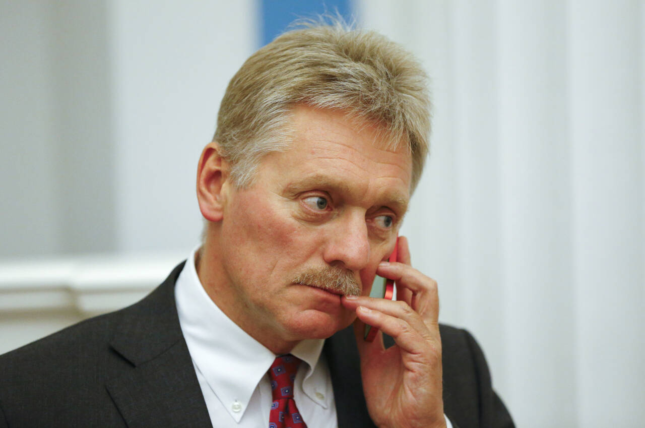 President Putins talsmann Dmitrij Peskov gratulerer prisvinner Muratov og kaller ham modig. Foto: AP / NTB