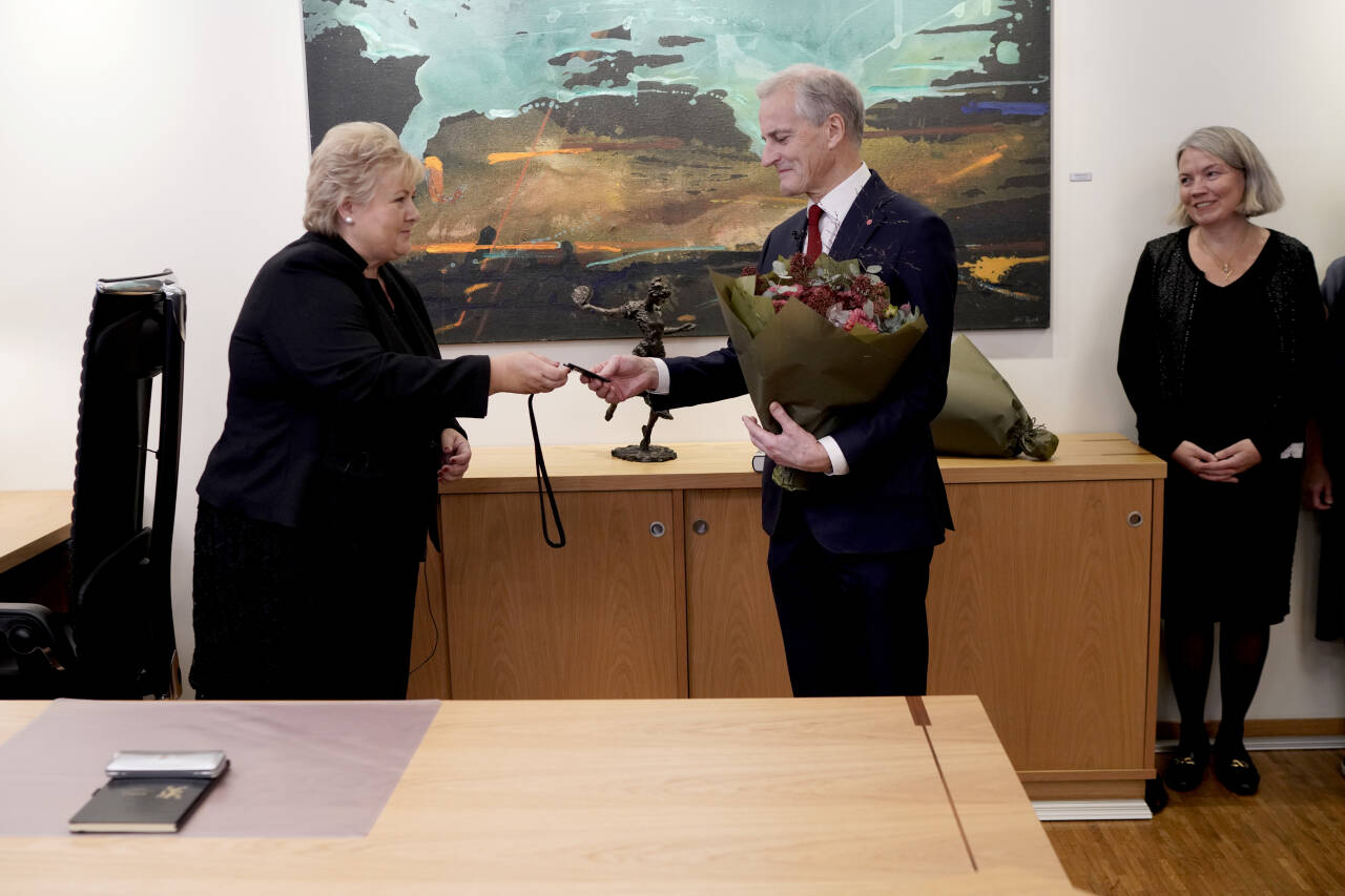 Erna Solberg (H) overrekker nøkkelen til Statsministerens kontor til statsminister Jonas Gahr Støre (Ap). Foto: Cornelius Poppe / NTB